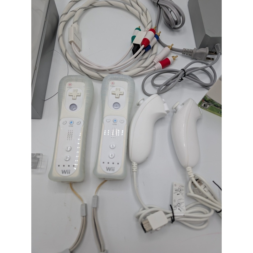 Nintendo Wii Console Bundle White 2 Wiimote 2 Nunchuk Sensor Bar Wii Sports - Picture 2 of 13